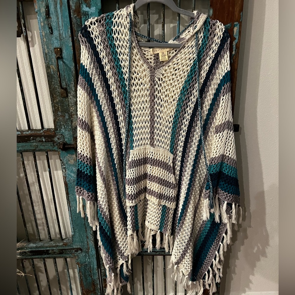 Fabulous boho style poncho from LoveStitch. OS, EUC.